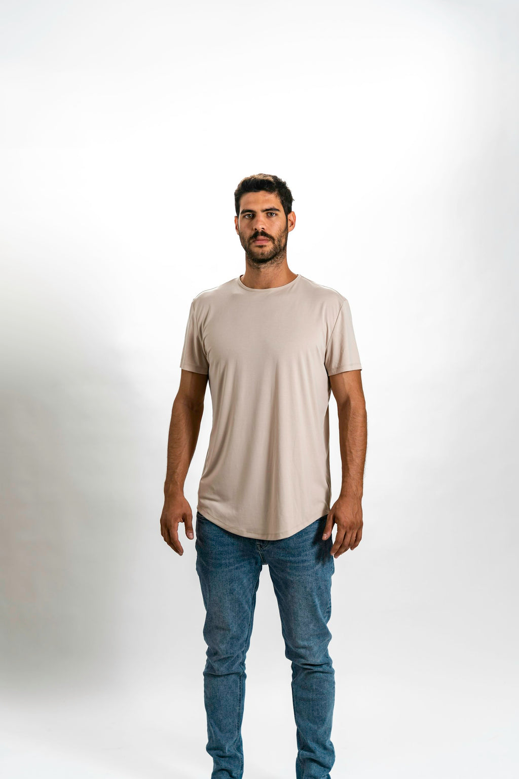 Essential Tee beige · vista 2