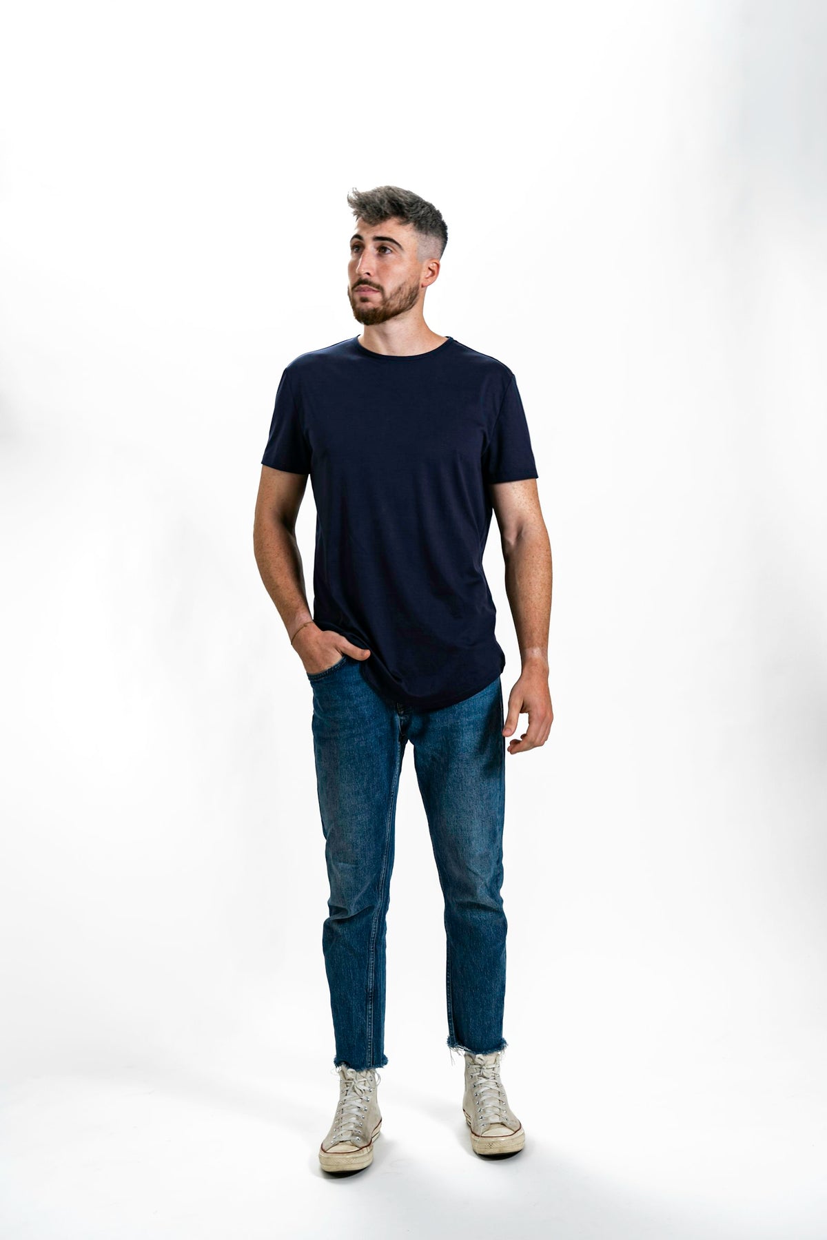 Essential Tee navy · vista 2