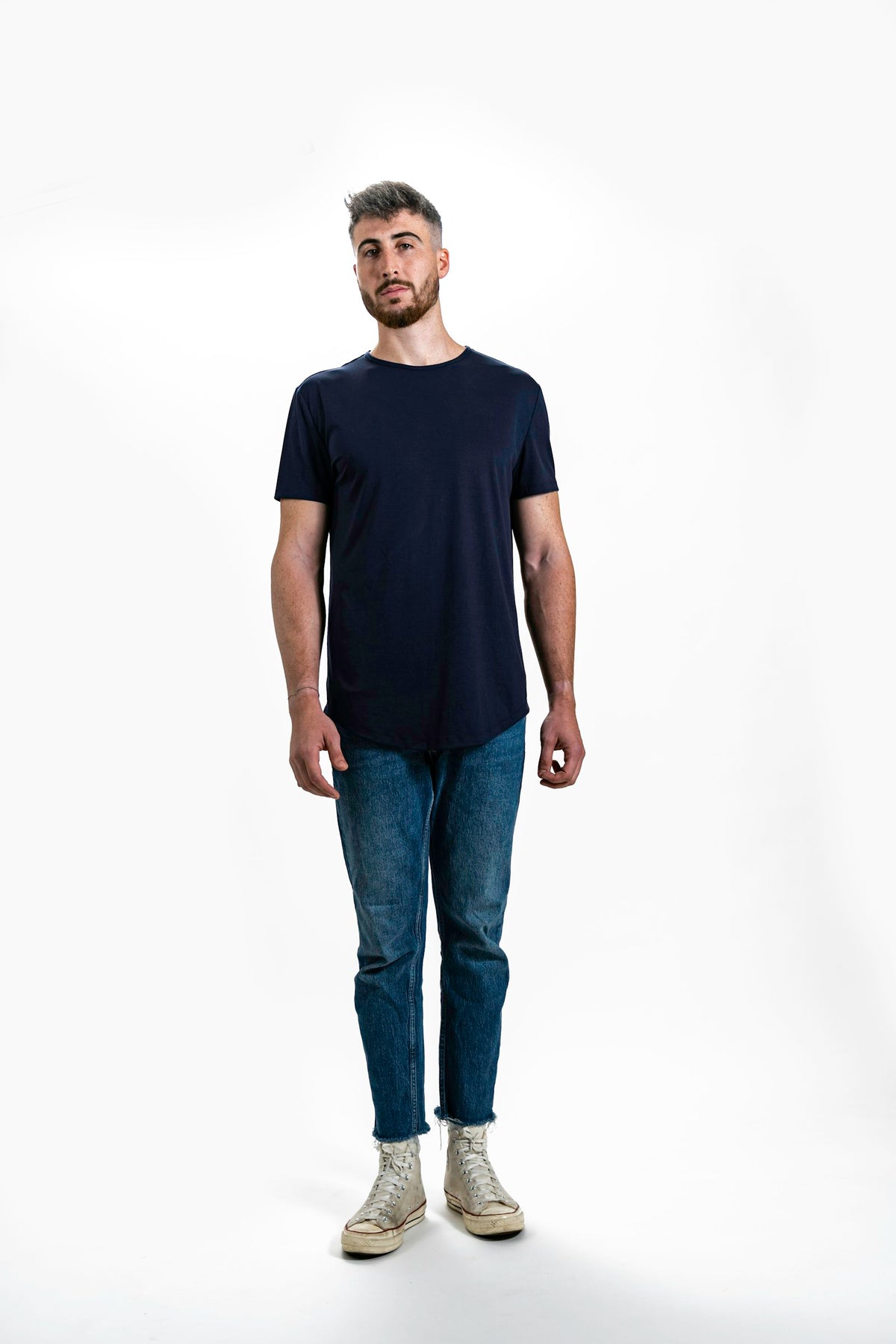 Essential Tee navy · vista 3